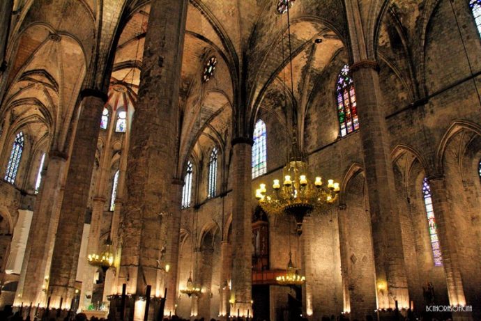 Un interior plagado de geometría que se dice inspiró al propio Gaudí