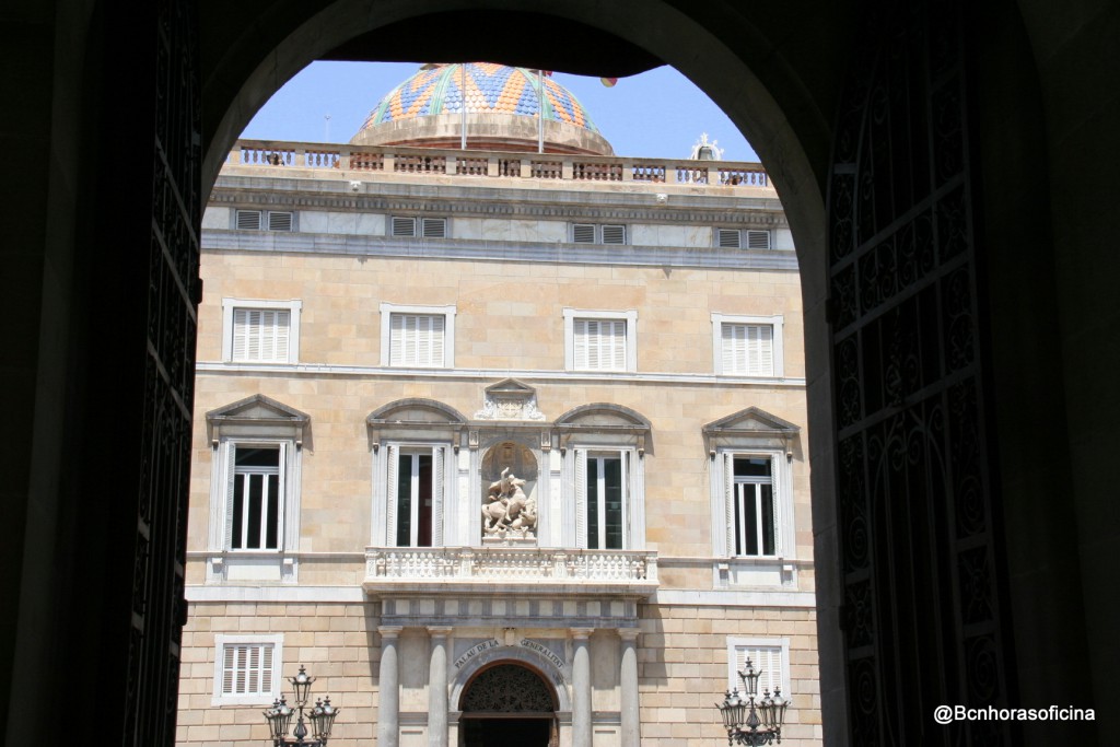 Edificio de la Generalitat de Catalunya visto desde el Ajuntament de Barcelona