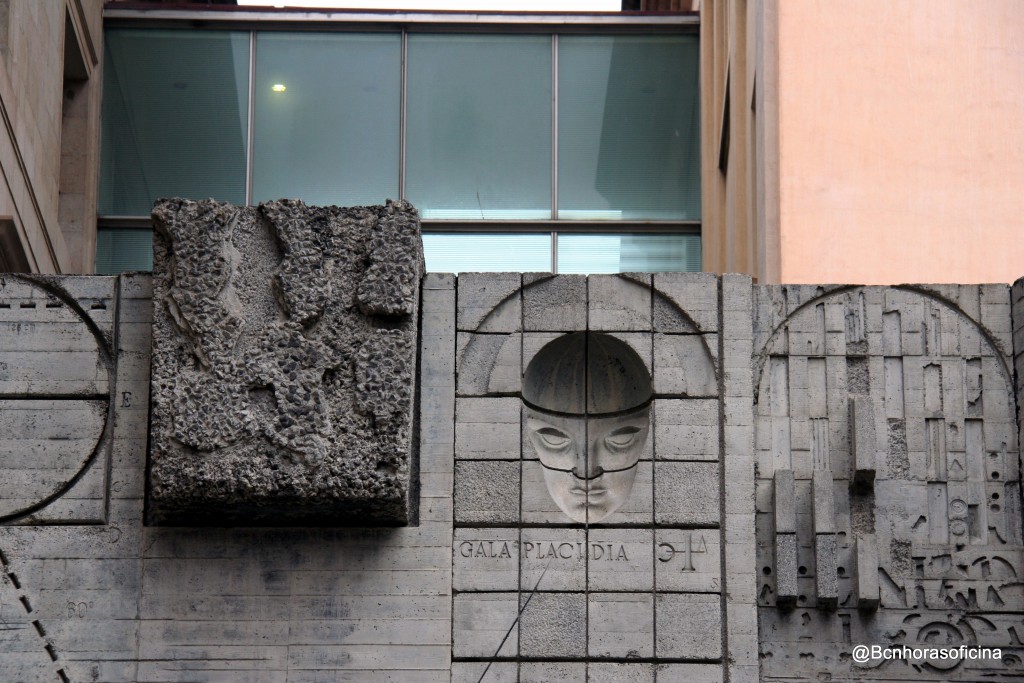 Detalle de la fachada del Edifici Novíssim en la plaça Sant Miquel