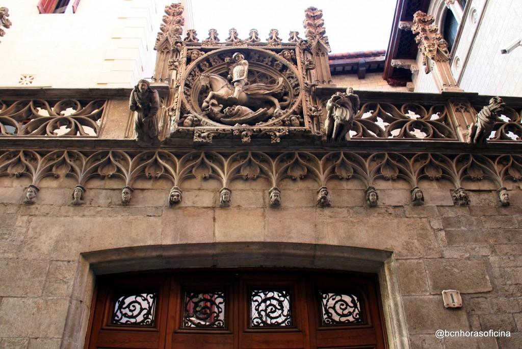 Ménsulas con rostros humanos en la fachada gótica del Palau de la Generalitat