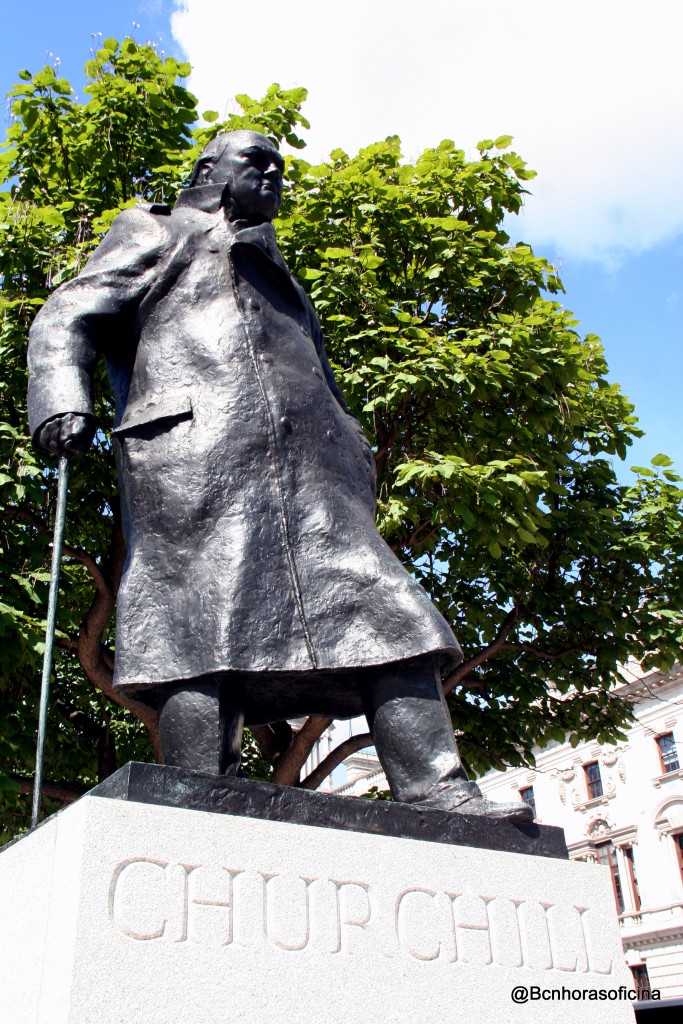Monumento a Winston Churchill frente al Parlamento Británico en Londres