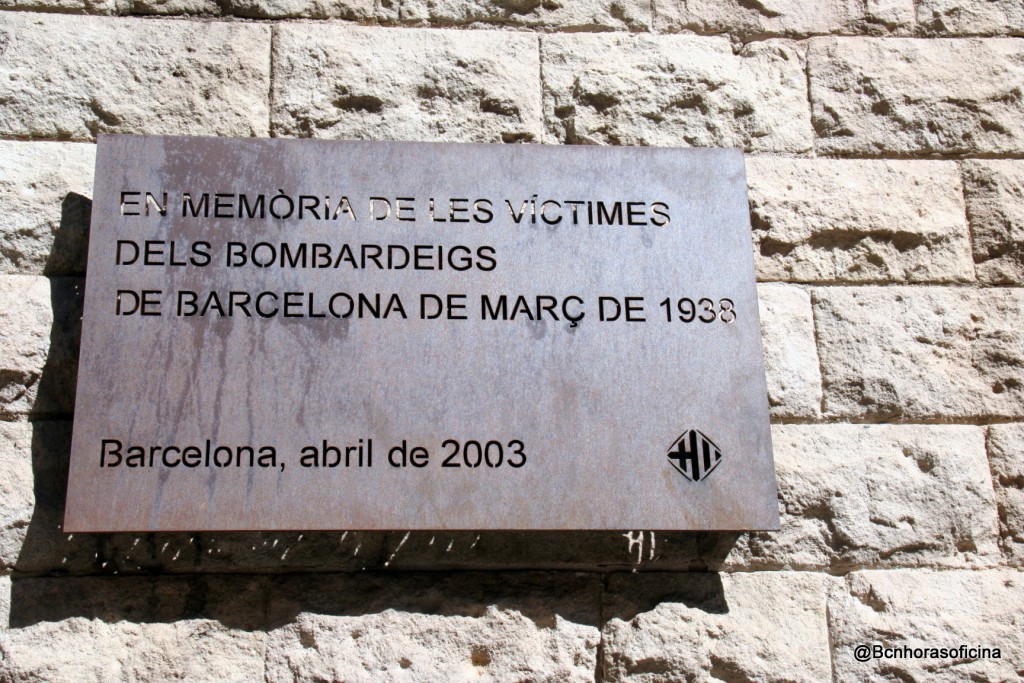 Placa en memoria de las victimas de los bombardeos de marzo de 1938, plaça de Joan Amades