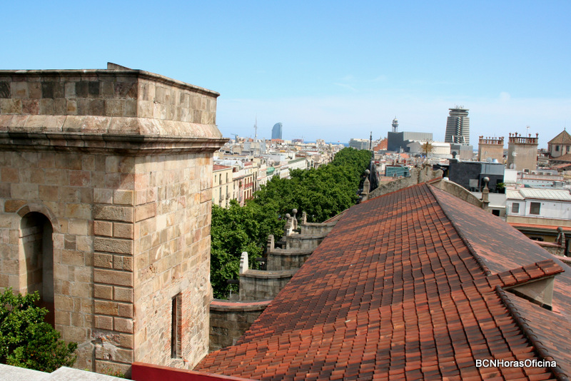 Vistas del puerto sobre el tejado de la Iglesia de Belén