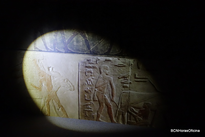 Pinturas murales en la reproducción del interior de una mastaba