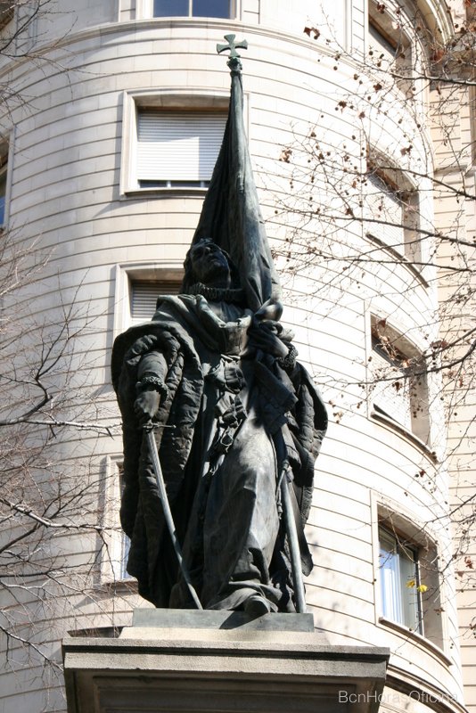 Monumento a Rafael Casanova con la bandera de Santa Eulàlia