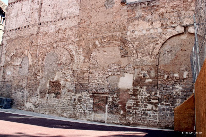 Restos del acueducto romano junto a la muralla